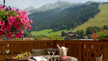 Vue de la terrasse de l'Hôtel Carlina en été.