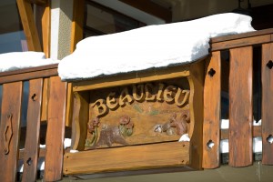 Hotel Beaulieu La Clusaz - snow-covered sign