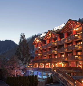Hotel Carlina La Clusaz - facade by night