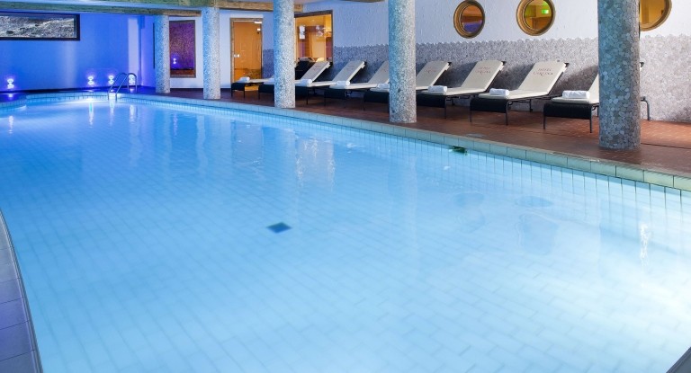 hotel_carlina_la_clusaz_piscine_nuit